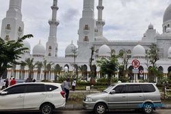 Ciduk Jukir Masjid Sheikh Zayed, Gibran: Orang Beribadah Jangan Dipersulit