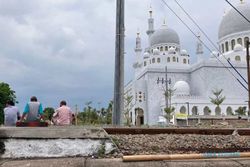 Pemandangan Indah Masjid Sheikh Zayed Solo Jadi Pelepas Penat Warga Sekitar