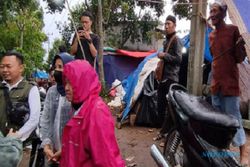 Menolak Dipayungi, Mensos Risma Hujan-hujanan di Lokasi Pengungsian Cianjur