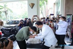 Seusai Sarapan Bareng, Wali Kota Gibran dan Anies Semobil ke Lokasi Haul Habib