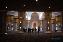 Belum Dibuka untuk Umum, Intip Megahnya Ruang Salat Masjid Sheikh Zayed Solo
