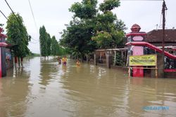 Hujan Lebat di Sukoharjo Sebabkan Banjir hingga Semeter, Pepohonan Ikut Tumbang