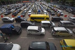 Jelang Libur Nataru, Begini Antrean Ratusan Kendaraan di Pelabuhan Merak Banten