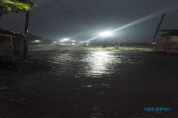 Hujan Deras, Sungai di Sekaran Klaten Meluap Genangi Jalan Kampung hingga Sawah