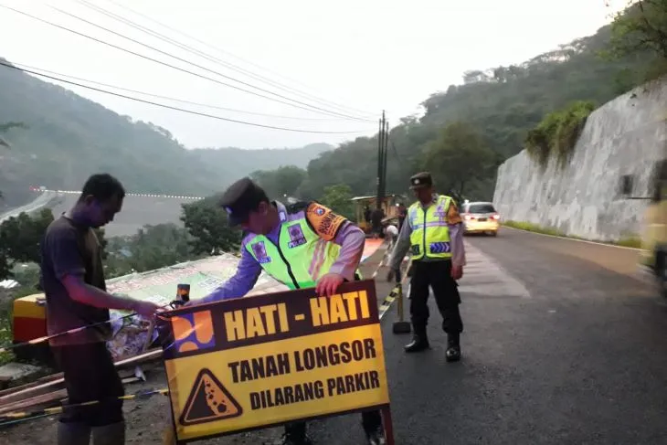 Tembok Penahan Jalan Ambrol, Jalan Nasional Trenggalek-Ponorogo Rawan Terputus