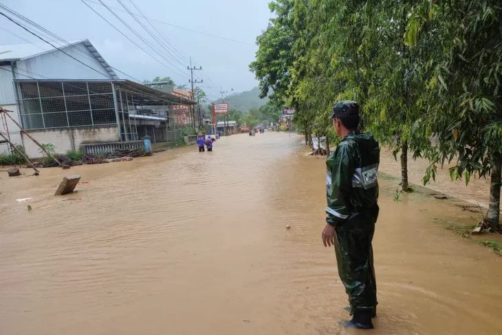 Banjir Bandang Terjang Trenggalek, Rumah Warga hingga Kantor Polisi Terendam