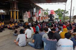 Seleksi Pilkades Kembangkuning Dinilai Curang, Massa Selawatan di Balai Desa