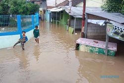 Air Mulai Surut, Warga Terdampak Banjir di Karanganyar Bersih-Bersih Rumah