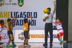 Potret Aksi Jan Ethes Bermain Basket Laga Persahabatan di Sritex Arena Solo