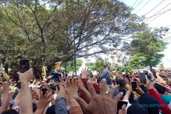 Tiba di Mangkunegaran, Sukarelawan dan Warga Teriakkan Jokowi Mantu