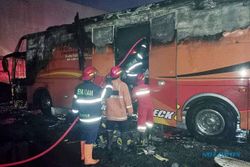 Diduga Overheat, Bus Pengangkut Paket dari Medan Terbakar di Kartasura