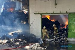 1 Ekskavator Turut Dikerahkan saat Padamkan Api di Gudang Tekstil Pedan Klaten