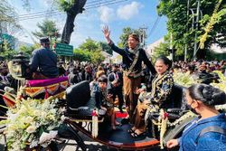 Jalan Slamet Riyadi Solo Lautan Manusia Saksikan Kirab Pernikahan Kaesang-Erina