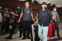 Penyidik KPK Geledah Gedung DPRD Jatim, Bawa 3 Koper Dokumen Barang Bukti