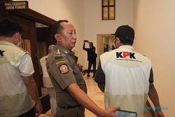 Penyidik KPK Bawa 3 Koper Usai Geledah Ruang Kerja Gubernur dan Wagub Jatim