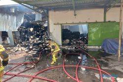 Petugas Damkar Luar Daerah Bantu Padamkan Api di Pabrik Tekstil Pedan Klaten