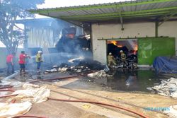 Lebih dari 9 Jam, Damkar Masih Padamkan Api di Gudang Tekstil Pedan Klaten