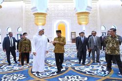 Jokowi Terima Kedatangan Putra MBZ di Masjid Raya Sheikh Zayed Solo