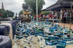 Jelang Nataru, Ribuan Botol Miras Dilindas Alat Berat di Wonogiri
