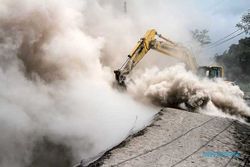 Alat Berat Bersihkan Material Erupsi Gunung Semeru di Sumberwuluh Lumajang
