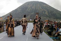 Keren! Fashion Show EJFH 2022 Berlatar Gunung Bromo, Kenalkan Kain Khas Jatim