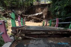 Diterjang Banjir, Jembatan Penghubung Antardesa di Masaran Sragen Putus