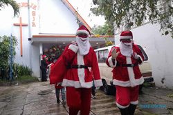 Naik Gerobak Sapi, 2 Sinterklas Bagi-Bagi Hadiah Natal di Pasar Boyolali