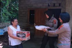 Polwan Polres Klaten Bagikan Paket Sembako di Ngawen