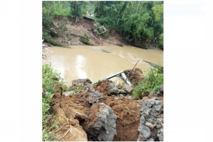 Diterjang Banjir, Jembatan Penghubung Antardesa di Trenggalek Putus Total