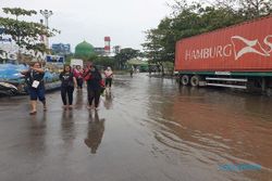 Banjir Genangi Tanjung Emas, Karyawan Pabrik Pulang Lebih Cepat