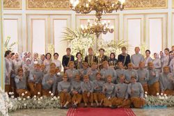 Pakai Beskap, Para Menteri pun Ikut Foto Bersama Kaesang-Erina
