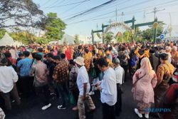 Ribuan Sukarelawan Jokowi Menyemut di Depan Pura Mangkunegaran Solo