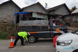 Polisi Siapkan Kayu di Jalur Cepogo, Beraksi saat Ada Kendaraan Tak Kuat Nanjak
