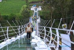 Jembatan Kaca Gunung Bromo Jalani Uji Beban, Gunakan Pasir Seberat 7 Ton