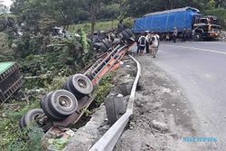 Kecelakaan Tunggal, Truk Muat Tripleks Terguling di Jalan Raya Jambu Semarang