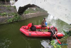 Gandeng Tim Tagana, Disbudpar Solo Bersihkan Kolam Segaran di Taman Sriwedari