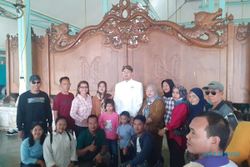 Sapa Pengunjung Mangkunegaran Solo, Mangkunagoro X Jadi Rebutan Foto Bareng