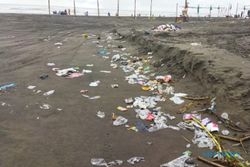 Hadeh, Wisatawan di Pantai Parangtritis Banyak yang Buang Sampah Sembarangan