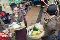 Bawa Nasi Tumpeng, Bakul Pasar Gede Solo Berdoa untuk Pernikahan Kaesang-Erina