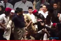 Momentum Prabowo Lepas Baju dan Berikan kepada Jemaah Cak Nun