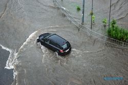 Waspadai Bahaya Mobil Kena Banjir