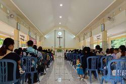 Suka Cita Natal, Ratusan Umat Katolik Ikuti Misa di Taman Doa Ngrawoh Sragen