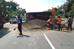 Tak Kuat Nanjak, Truk Pasir Terguling di Tol Semarang hingga Sebabkan Macet