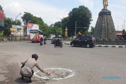 Minimalisasi Kecelakaan, Satlantas Polres Sukoharjo Tandai Jalan Berlubang