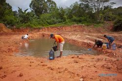 Gangguan Suplai Air Bersih, Warga Batam Manfaatkan Air Kolam Tampungan Hujan