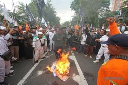Peserta Aksi Bela Islam di Gladak Solo Bakar Foto Pelaku Pembakar Al-Qur'an