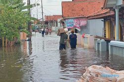 Banjir Berangsur Surut, Warga Pekalongan Masih Bertahan di Pengungsian