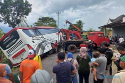 Evakuasi Bus Pengangkut Rombongan Peziarah Terperosok ke Parit di Wedi Klaten