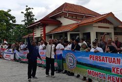 Tuntut Revisi Perbup, Seribuan Perangkat Desa Sragen Demo di DPRD