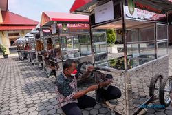 Pemkot Solo Serahkan Bantuan 13 Gerobak ke PKL Kuliner Banjarsari